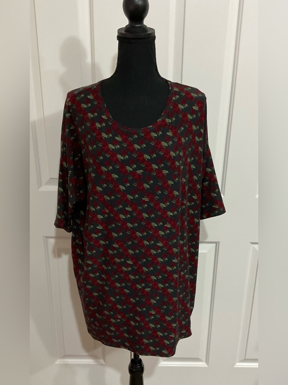 LuLaRoe M Red Rose Print Irma Tunic
